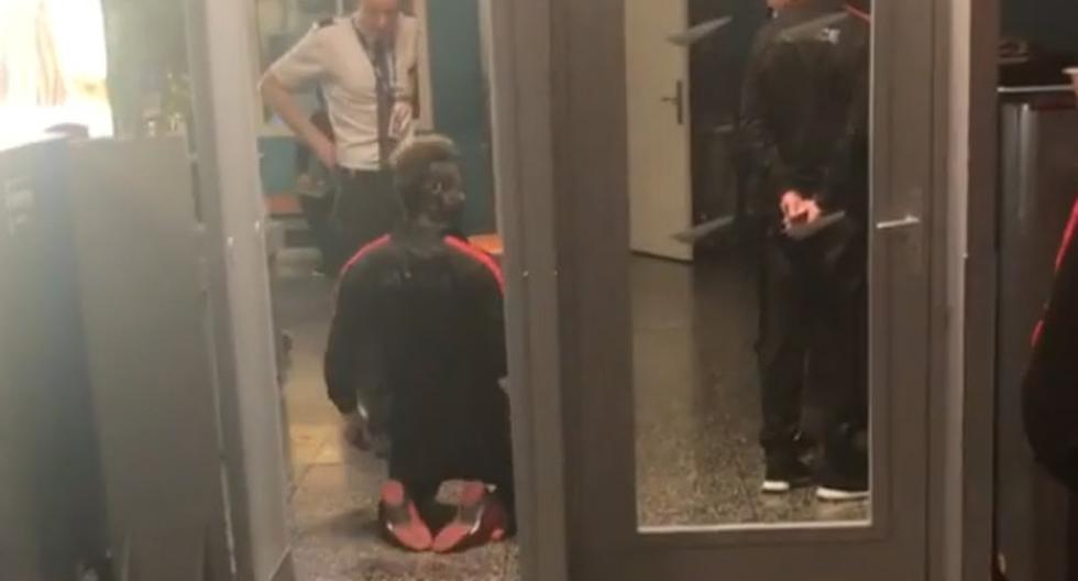 La seguridad del aeropuerto estaba presente, pero ni eso le importo al \'Loco\' Mario Balotelli. (Foyo: Captura)