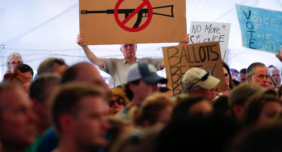 Un hombre sostiene un cartel contra la violencia de armas de fuego durante una manifestación realizada en Connecticut en el 2018. Desde 1999 los tiroteos de este tipo han aumentado en Estados Unidos, cobrándose la vida de cientos de niños, jóvenes y adultos en las escuelas del país.