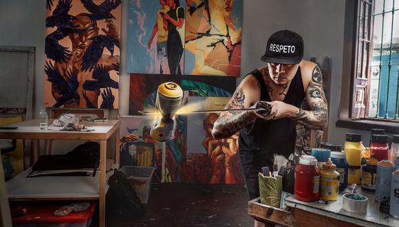 Cual samurái, el artista urbano Pésimo corta en dos una lata de aerosol. Él será uno de los que participará en Barranco Open Studios. (Foto: Suurmond Photography)
