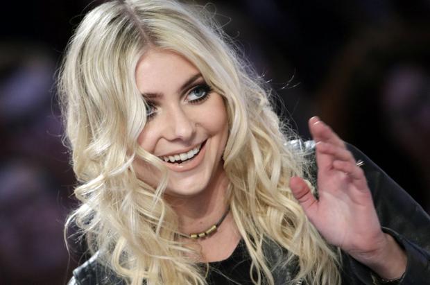Taylor Momsen smiles while participating in the show "The big newspaper" On the set of the French channel Canal + in Paris on March 13, 2014 (Photo: Kenzo Tribouillard / AFP)