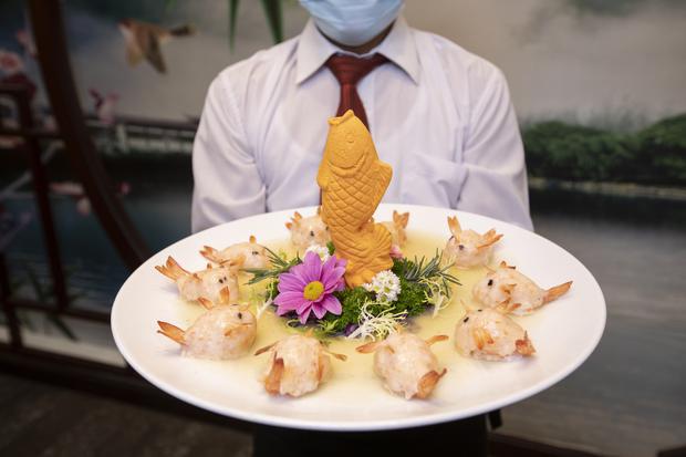 One of the specialties of the chifa As you like it: steamed stuffed prawns.  Usually, these dishes do not come out for delivery.  Photo: Richard Hirano.