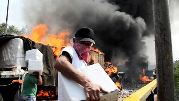 Venezuela: molotov lanzada por opositor habría quemado camión con ayuda humanitaria, según el New York Times. (AFP).