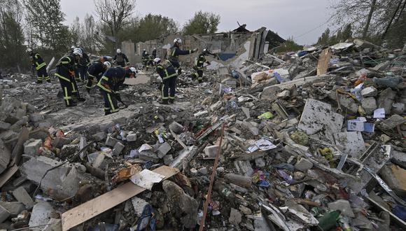 El personal de emergencia ucraniano limpia los escombros en el lugar de un ataque ruso que afectó a una tienda y una cafetería en el pueblo de Groza, a unos 30 kilómetros al oeste de Kupiansk, el 6 de octubre de 2023, en medio de la invasión rusa de Ucrania. (Foto de Genya SAVILOV / AFP)