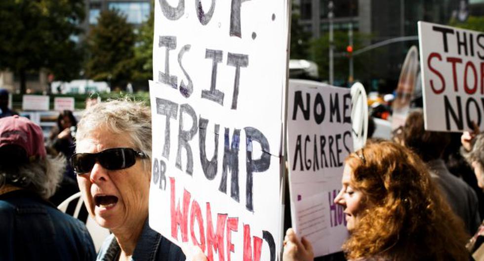 Un grupo de personas convocadas por National of Women (NOW) protestaron contra Donald Trump, en Nueva York. (Foto: EFE)