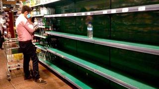 Limeños se abastecen de agua embotellada en supermercados