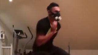Arsenal: el crack que se entrena con la máscara de Bane