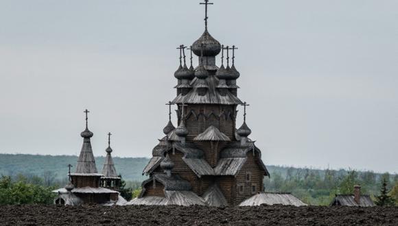 Un símbolo de los actos de barbarie rusos en Ucrania es la quema de los edificios del Monasterio de Sviatogorsk en la región de Donetsk, al este de Ucrania.