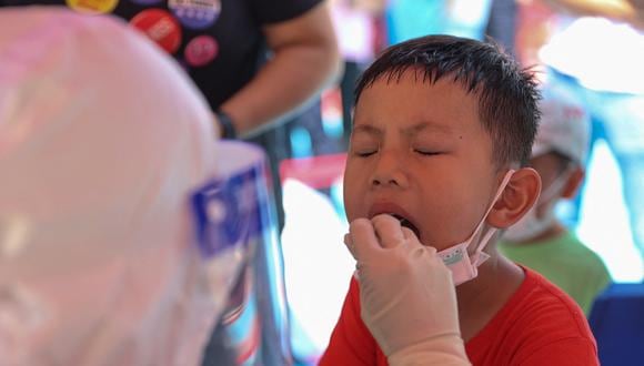 This photo taken on September 14, 2021 shows a child undergoing a nucleic acid test for the Covid-19 coronavirus in Xiamen, in China's eastern Fujian province. (Photo by STR / AFP) / China OUT