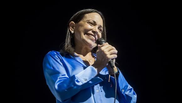 La exdiputada Maria Corina Machado sonríe mientras celebra junto a aliados y seguidores los resultados ofrecidos por la comisión de elecciones primarias, en Caracas, Venezuela, el 23 de octubre de 2023. (Foto de Miguel Gutiérrez / EFE)