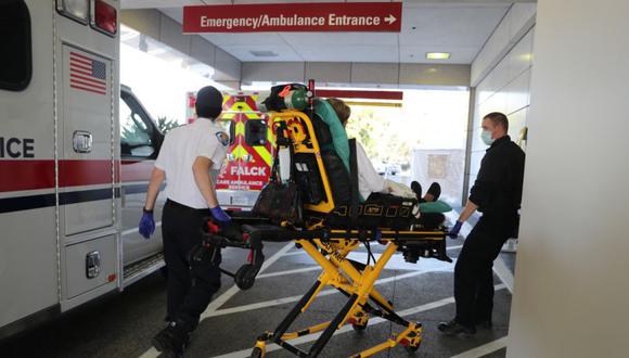 Un equipo de ambulancia lleva a un paciente con enfermedad por coronavirus (COVID-19) al departamento de emergencias del Hospital Providence Mission en Mission Viejo, California. (Foto: REUTERS / Lucy Nicholson).
