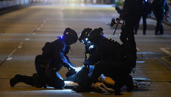 La policía detiene a un hombre en el área de Jordon en Hong Kong. (Foto: AFP)