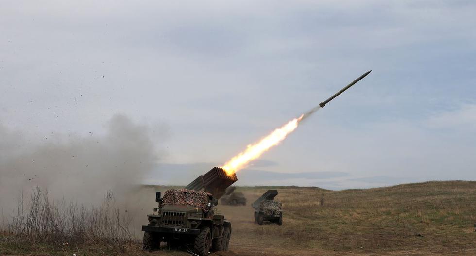 Un lanzacohetes múltiple de Ucrania BM-21 "Grad" bombardea la posición de las tropas rusas cerca de Lugansk, en la región de Donbás, el 10 de abril de 2022. (Anatolii STEPANOV / AFP).