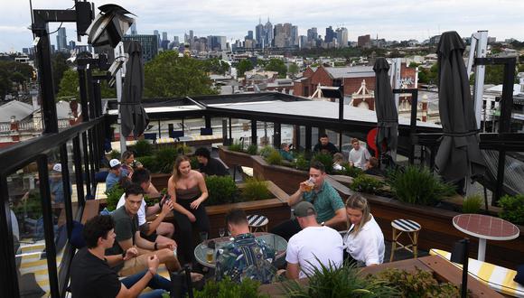 Los clientes están en la terraza del Public House Bar en Melbourne, Australia, el 22 de octubre de 2021, tras el fin de la cuarentena por coronavirus. (EFE / EPA / JAMES ROSS).