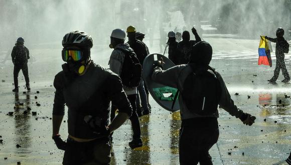 Manifestantes chocan con la policía antidisturbios de Colombia durante una protesta contra el gobierno de Iván Duque en Medellín, el 28 de junio de 2021. (JOAQUIN SARMIENTO / AFP).