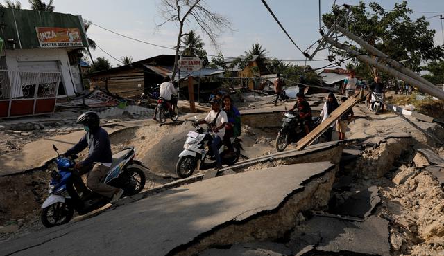 Más de un millar de personas han muerto producto de un violento terremoto y un devastador tsunami, sin que se activaran los sistemas de alerta temprana en Indonesia debido a que dejaron de funcionar hace años. (Reuters).