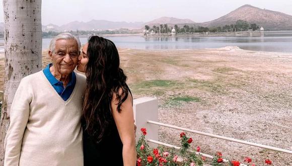 Avani Singh con su abuelo, de 94 años, enfermo de covid en Delhi. (AVANI SINGH).