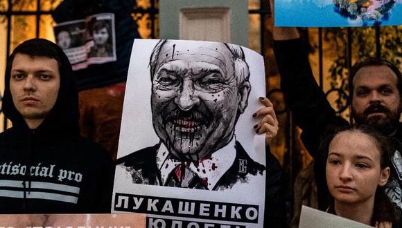 Manifestantes con una pancarta con una imagen del presidente de Bielorrusia, Alexander Lukashenko, protestan contra los resultados de las elecciones presidenciales de Bielorrusia el pasado 12 de agosto de 2020. (Dimitar DILKOFF / AFP)