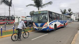Chorrillos: ciclista detuvo a ómnibus con pasajeros que invadió carril en sentido contrario