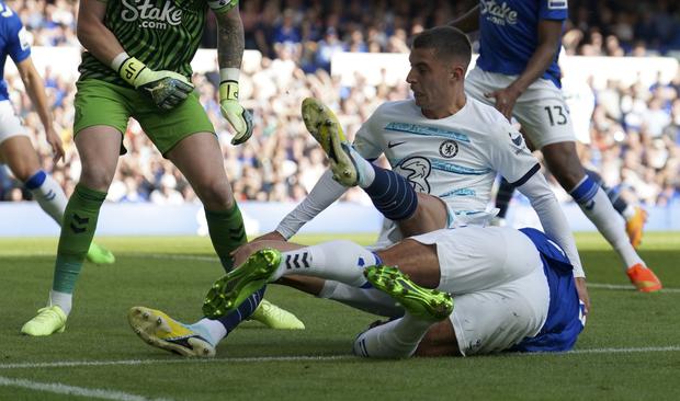 Ben Godfrey salió lesionado en el Everton vs. Chelsea. (Foto: AP)