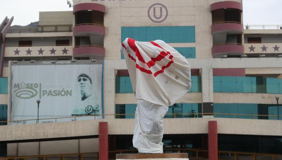 Estatua del Lolo Fernández, que se ubica en el frontis del coloso deportivo ubicado en Ate, permanece dañada y se le colocó una bandera de la "U".  (Foto: Lino Chipana Obregón / GEC)