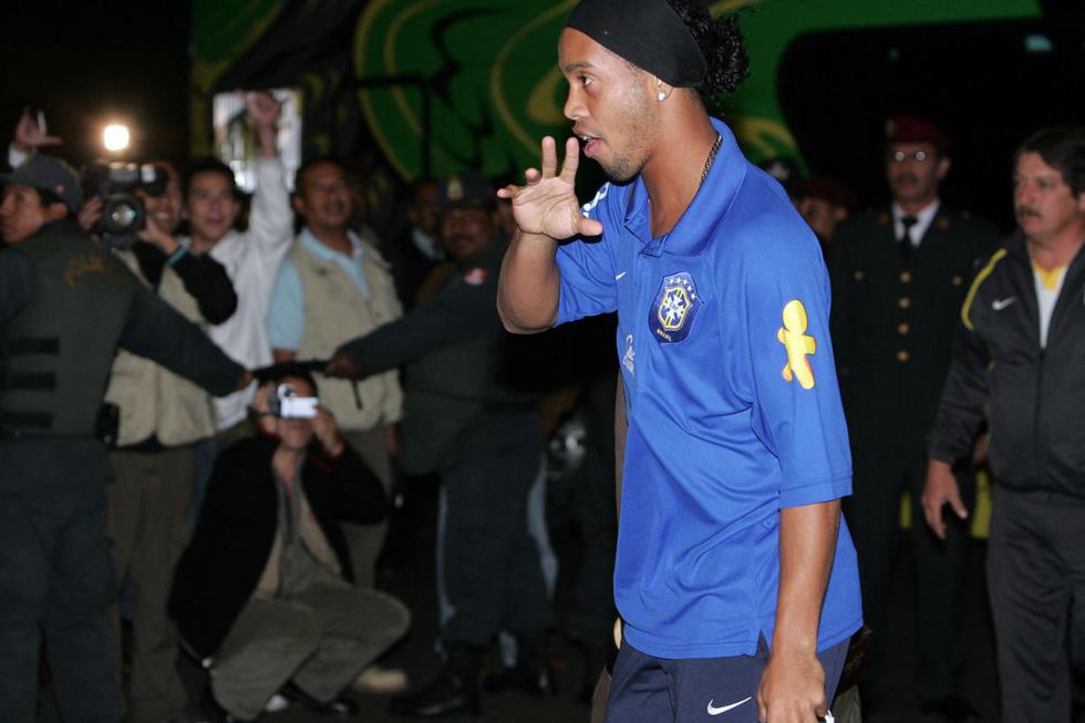 Uno de los astros que aterrizó en el país fue sin duda Ronaldinho, quien representó a la selección brasileña en tres Eliminatorias: Corea-Japón 2002, Alemania 2006 y Sudáfrica 2010. | FOTO: AFP