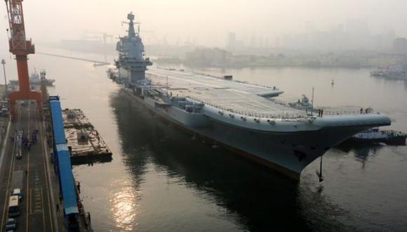 FOTO DE ARCHIVO. El primer portaaviones de fabricación nacional de China sale de Dalian, provincia de Liaoning (China). 13 de mayo de 2018. REUTERS/Colaborador.