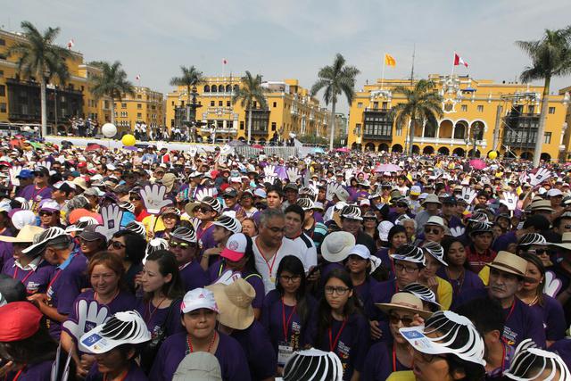 Miles de fieles llenaron la Plaza de Armas de Lima para ver al papa Francisco cuando rezó el Ángelus. (Alessandro Currarino / El Comercio)