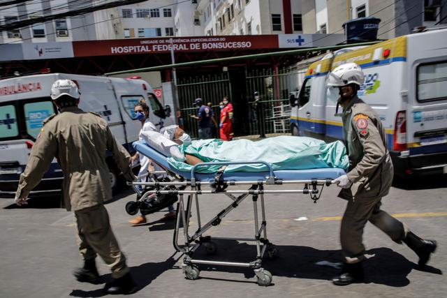 Pacientes son evacuados de uno de los pabellones del Hospital Federal de Bonsucesso, a un taller cercano en Río de Janeiro. (EFE/ Antonio Lacerda).
