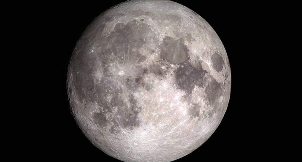 La agencia espacial explica que el agua proviene de una fina capa de la superficie lunar donde las moléculas de agua se adhieren a trozos de tierra y roca. (Foto: NASA)