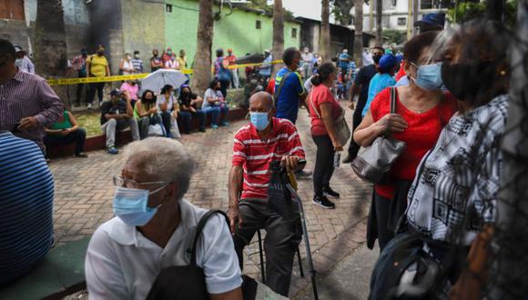 Personas esperan recibir la primera dosis de la vacuna Sputnik V contra Covid-19 durante una jornada de vacunación promovida por el municipio y apoyada por el gobierno estatal en el barrio 23 de Enero de Caracas. (Foto: AFP / Federico PARRA).