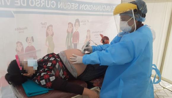 Vocero del Minsa informó que hasta el momento se ha inoculado a 1.300 embarazadas en Lima, Callao y Arequipa. La meta es vacunar a 30 mil a nivel nacional este mes. (Foto: El Comercio)