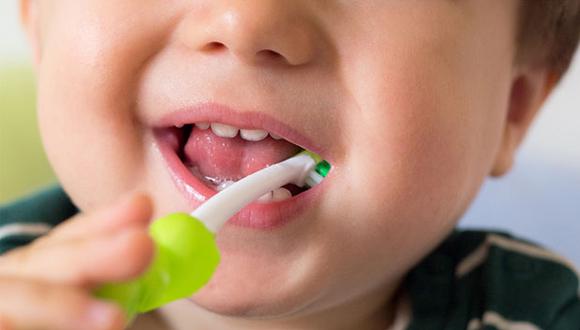 Que tu bebé no duerman mientras toma su biberón. Siempre cepilla antes sus dientes. (Foto: Shutterstock)