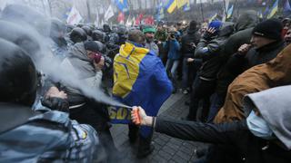 Ucrania: multitudinaria protesta contra la renuncia del gobierno a asociarse con la Unión Europea