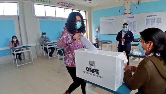 Para la segunda vuelta se ha establecido que electores usen doble mascarilla de forma obligatoria. (Foto: ONPE)