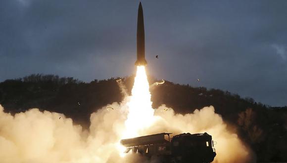 Una prueba de misiles guiados tácticos de superficie a superficie realizada por la Academia de Ciencias de la Defensa de Corea del Norte, el 28 de enero del 2022. (Foto: various sources / AFP / KCNA).