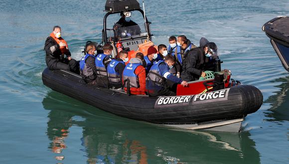 Bote salvavidas rescata a migrantes que trataban de cruzar el Canal de la Mancha, también conocido como English Channel. (REUTERS).
