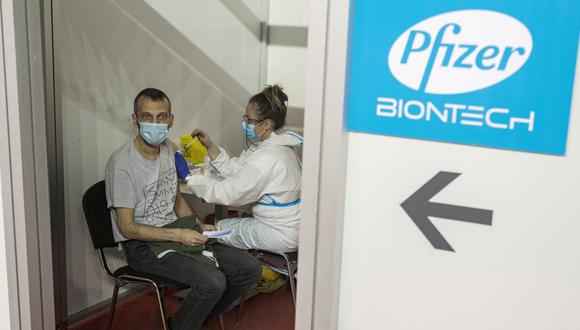 Imagen referencial del 13 de abril de 2021. Un hombre recibe una segunda dosis de la vacuna Pfizer-BioNTech contra la enfermedad del coronavirus. (REUTERS/Marko Djurica).