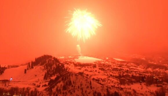 El proyectil, que midió metro y medio y pesó 1265 kilos, explotó en lo alto de un monte de Colorado (Estados Unidos). (Foto: Captura)