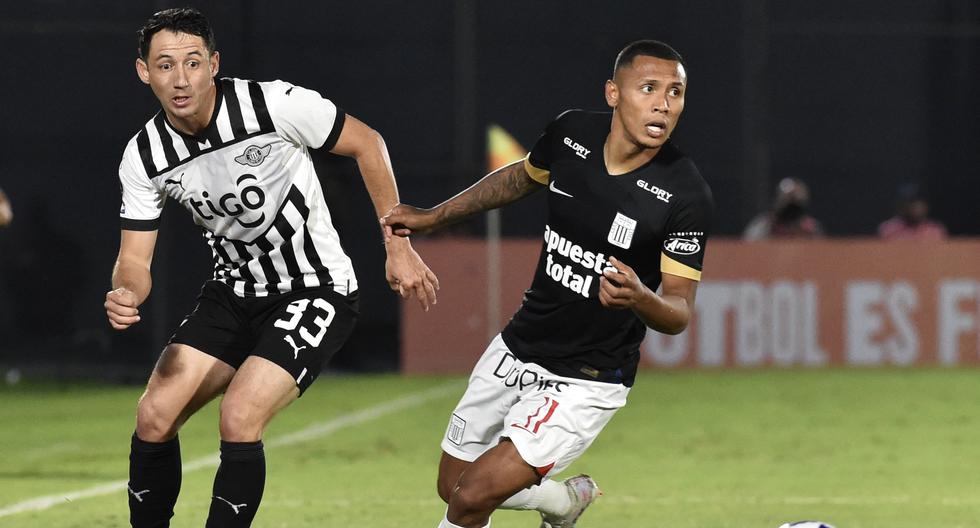 Libertad's defender Ivan Piris (L) and Alianza Lima's midfielder Brayan Reyna vie for the ball during the Copa Libertadores group stage first leg football match between Libertad and Alianza Lima at the Defensores del Chaco stadium in Asuncion on April 20, 2023. (Photo by NORBERTO DUARTE / AFP)