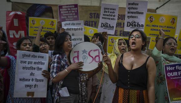 Activistas corean lemas el sábado 27 de agosto de 2022 durante una protesta en Nueva Delhi, India, contra el perdón de la pena por parte del gobierno a los condenados por una violación grupal de una mujer musulmana. (Foto: AP / Altaf Qadri)