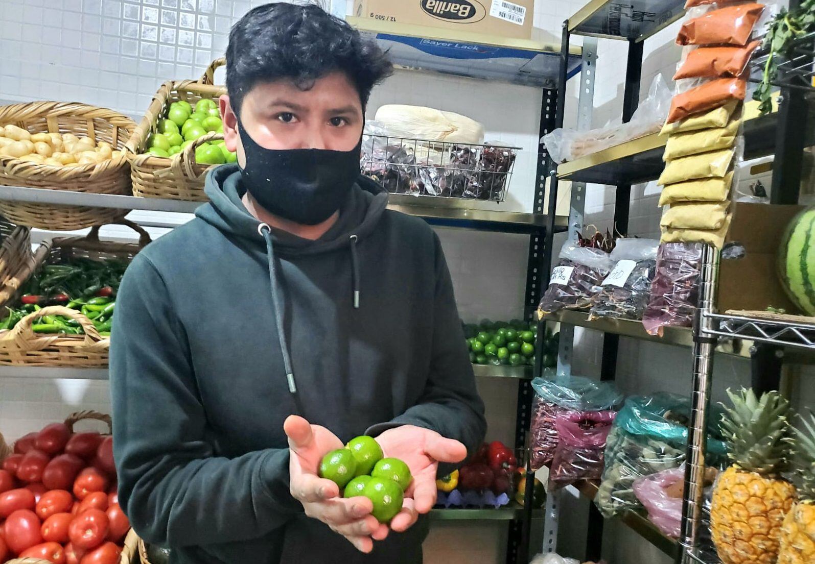 Alejandro Pichardo sells the lemon at 85 pesos per kilo.  (MARCOS GONZALEZ).