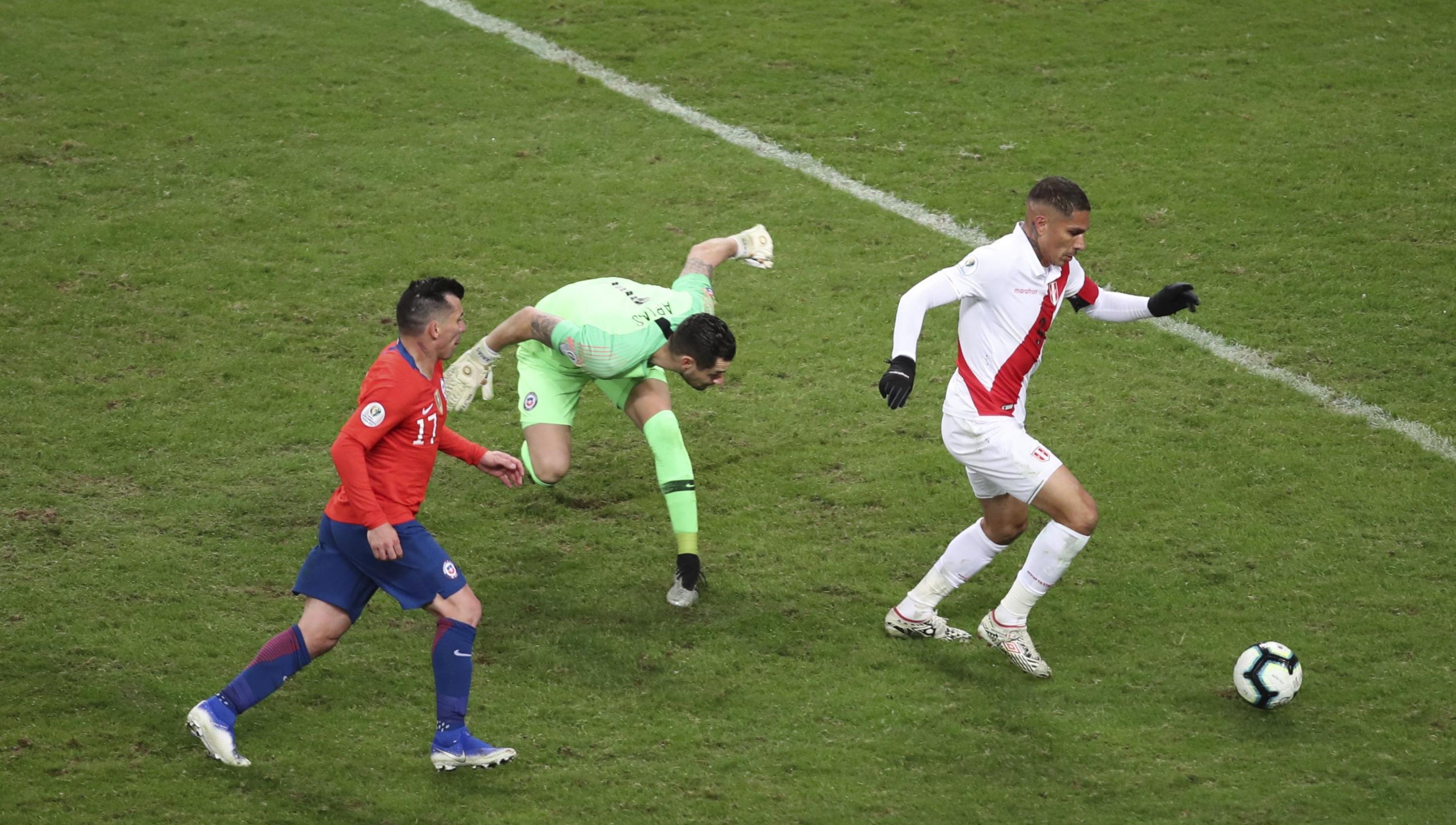 Perú vs. Chile: Paolo Guerrero y el fantástico amague para el golazo del 3-0 en Copa América | VIDEO. (Foto: AFP)
