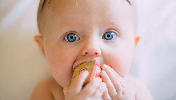 Los bebés tienen más saliva al colocar sus manos o un objeto en la boca. Esa es una señal de que les está saliendo los dientes.