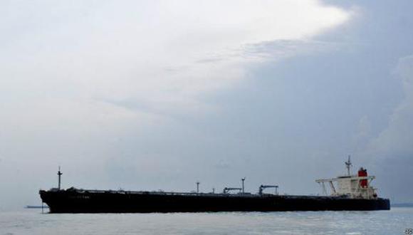 Petróleo: ¿Por qué se acumulan millones de barriles en buques?