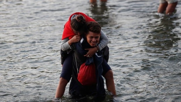 Migrantes cruzando la frontera a través del Río Suchiate. (Foto: AFP)