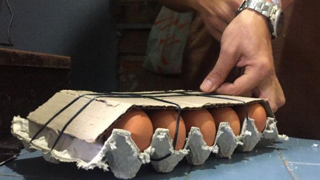 Los huevos se han convertido en una solución ante la falta de carne, pero su precio también se disparó. (Foto: BBC Mundo)
