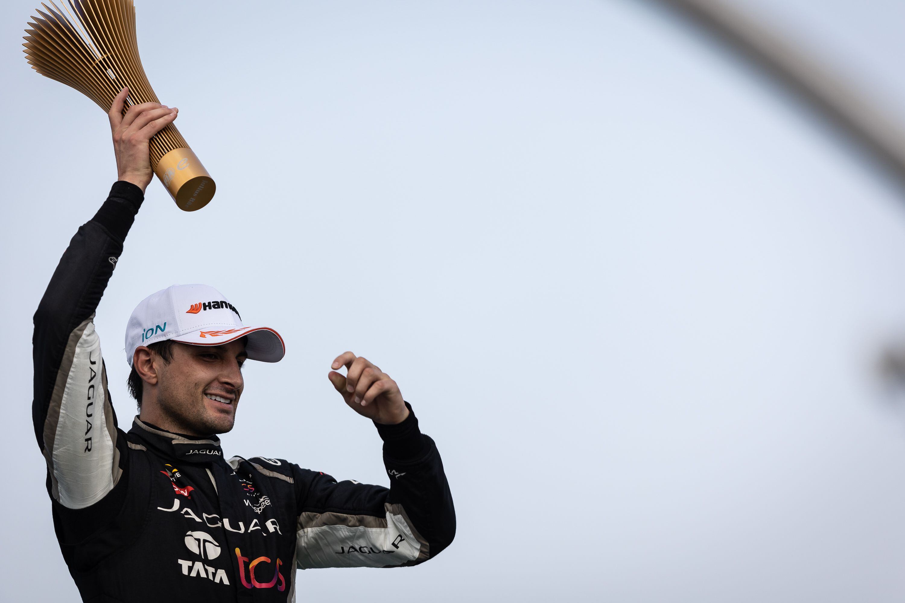 El neozelandés Mitch Evans de Jaguar celebra tras ganar el Sao Paulo e-Prix de la Fórmula E.