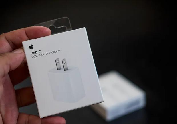 El cargador USB-C del iPhone 15 ya está en las cajas: Apple está formando a  personal para las primeras reservas