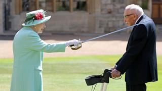 La reina Isabel II nombra caballero a un héroe de la Segunda Guerra Mundial de 100 años por su lucha contra el Covid-19