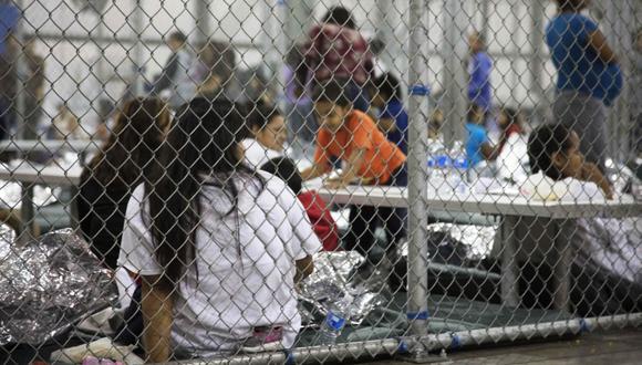 Así son detenidos en los centros de procesamiento los inmigrantes indocumentados y sus hijos en Estados Unidos. (Foto: AFP)